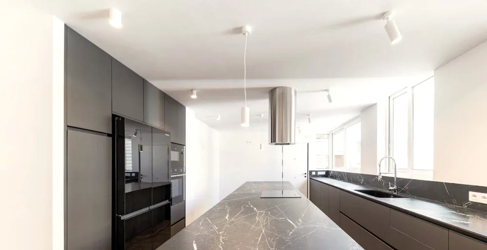 Cocina con isla de mármol negro