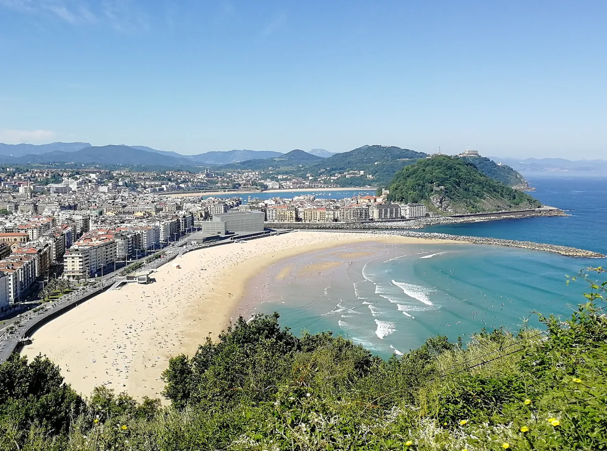 Vista de Donostia, la playa de la Zurriola y el barrio de Gros desde el monte Ulia